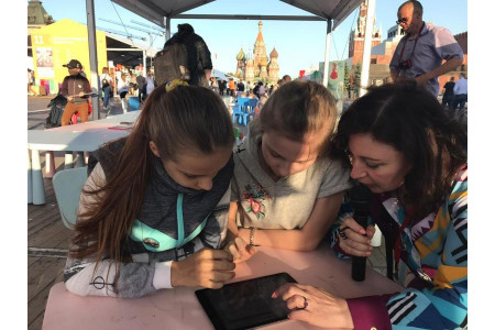 Юные гости фестиваля «Красная площадь» проверили грамотность с помощью интерактивного диктанта   