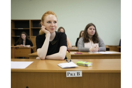 В Москве более 700 школьников писали итоговое сочинение в дополнительный срок
